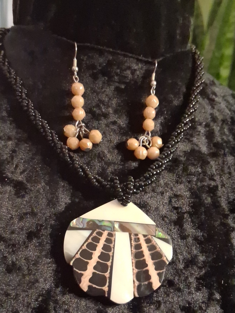 Sajen Shell Mother Of Pearl  & Pagoda Shell Shaped W/Black Onyx Beads
